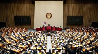 Anggota parlemen Korea Selatan menghadiri sesi pleno untuk pemungutan suara pemakzulan Presiden Yoon Suk Yeol di Majelis Nasional di Seoul, Korea Selatan, Sabtu (14/12/2024). [Woohae Cho / POOL / AFP]