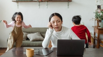 Dari Rumah ke Dunia Kerja: Tantangan dan Beban Ganda Ibu Pekerja Lepas