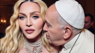 Madonna Picu Kemarahan Publik, Unggah Foto Intim dengan Paus Fransiskus Pakai AI