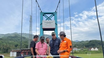 10 Anggota Holding BUMN Danareksa Revitalisasi Jembatan yang Sambungkan Dua Desa Tasikmalaya