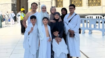 Zaskia Adya Mecca Alami Kejadian Tak Terduga Jelang Umrah Sekeluarga: Ikhlas dan Pasrah