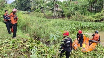 BPBD Ciamis Sapu Bersih Eceng Gondok di Sungai Cibeet