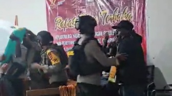 Ricuh Pilkada Paniai: Polisi Dituduh Intervensi, 4 Paslon Malah Beri Apresiasi