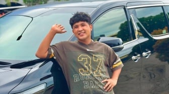 Kerja Kerasnya Berbuah Manis, Jirayut Pamer Mobil Seharga Milyaran Rupiah