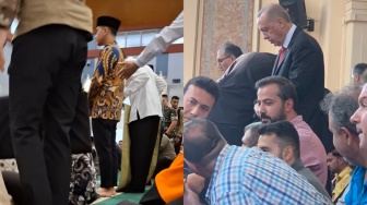 Gibran Rakabuming 'Gusur' Jemaah Saat Salat Jumat, Adabnya Dibandingkan dengan Erdogan yang Salat di Saf Belakang