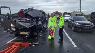 Hantam Truk di Tol Tangerang-Merak Mobil Elf Ringsek, Satu Penumpang Tewas