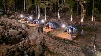 Camping Asyik Akhir Tahun di Tepi Sungai dan Hutan Pinus Jolotundo Edupark Nganjuk