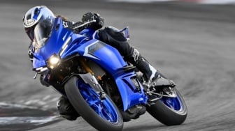 Metamorfosis Sempurna: Yamaha YZF-R3 2025 Tampil Lebih Garang dan Canggih dengan Lampu Unik