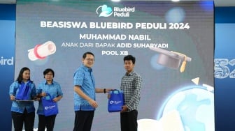 Bluebird Salurkan 64.000 Beasiswa ke Anak Pengemudi dan Karyawan