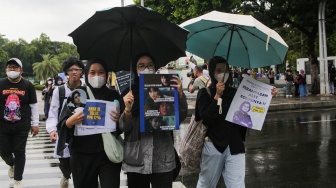 Warga melakukan aksi demontrasi menolak kenaikan PPN 12 persen di seberang Istana Negara, Jakarta, Kamis (19/12/2024). [Suara.com/Alfian Winanto]