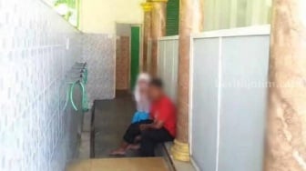 Astaga! Pasangan Sejoli Kepergok Lakukan Hal 'Terlarang' di Toilet Musala Gresik