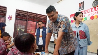 Bobby Nasution Bareng Istri Kahiyang Ayu Uji Coba Makan Bergizi Gratis-Lauknya Ikan Danau Toba