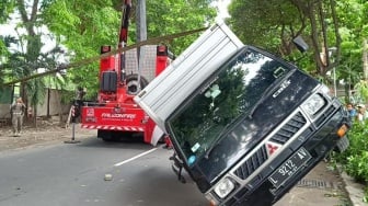 Kronologi Mobil Box Terguling Menimpa 2 Orang Tertimpa di Jalan Ketabang Kali Surabaya