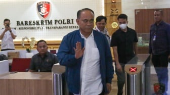 Menteri Koperasi Budi Arie Setiadi usai menjalani pemeriksaan di Bareskrim Polri, Jakarta, Kamis (19/12/2024). [Suara.com/Alfian Winanto]