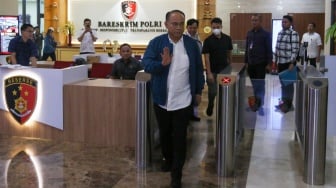 Menteri Koperasi Budi Arie Setiadi usai menjalani pemeriksaan di Bareskrim Polri, Jakarta, Kamis (19/12/2024). [Suara.com/Alfian Winanto]