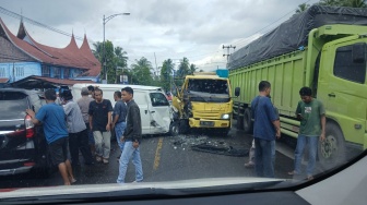 Kecelakaan Beruntun di Solok, Truk Tangki Air hingga Mobil Gran Max Rusak Parah!