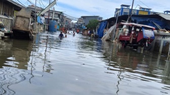 Banjir Rob Rendam Dua RT di Kelurahan Pluit pada Kamis Siang