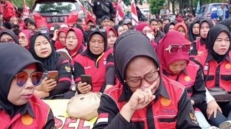 Bawa Boneka Pocong dan Baca Yasin, Buruh Sumsel Desak Revisi UMSP 2025