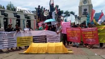 Ratusan Warga Demo di Gerbang Perumahan Telaga Kahuripan, Bawa Keranda Mayat Sebagai Simbol Matinya Keadilan