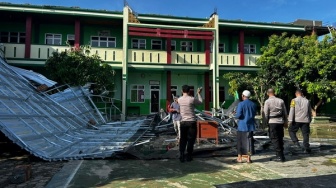 Puting Beliung Robohkan 4 Ruang Kelas dan 1 Lab Komputer SD di Metro