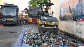 Operasi Pekat Akhir Tahun Polresta Solo: Ribuan Botol Miras dan Ratusan Knalpot Brong Dimusnahkan!