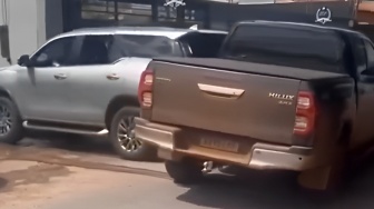 Potret Fortuner Beri Pelajaran Etika pada Hilux yang Bandel, Ini Videonya