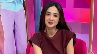 Detik-detik Dewi Perssik Ditegur Pakai Baju Seksi, Tahan Malu Dipanggil Ibu Haji