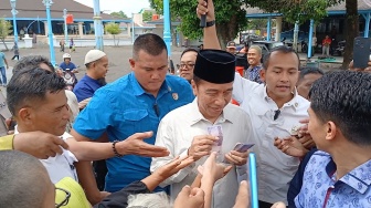 Jokowi Bagikan Uang Usai Salat Jumat di Masjid Agung Surakarta, Warga Saling Berdesakan