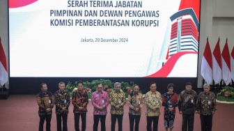 Ketua KPK Setyo Budiyanto (kelima kiri) dan Ketua Dewan Pengawas KPK Gusrizal (kelima kanan) bersama jajaran wakil ketua dan anggota Dewas KPK usai serah terima jabatan pimpinan dan dewan pengawas KPK periode 2024-2029 di Gedung Merah Putih KPK, Jakarta, Jumat (20/12/2024). [ANTARA FOTO/Reno Esnir]