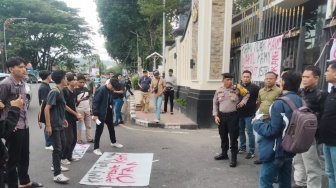 Aliansi Mahasiswa Pasaman Demo Oknum DPRD ke Polda Sumbar, Buntut Kasus Dugaan Selingkuh