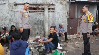 Kampung Boncos Digerebek Lagi, 31 Pemakai Narkoba Ditangkap, Pistol Korek dan Celurit Disita