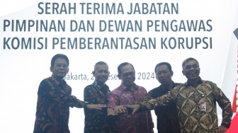 Ketua KPK Setyo Budiyanto (kanan) bersama empat Wakil Ketua KPK Fitroh Rohcahyanto (kedua kanan), Ibnu Basuki Widodo (kedua kiri), Johanis Tanak (kiri), dan Agus Joko Pramono (tengah) berfoto usai serah terima jabatan pimpinan dan dewan pengawas KPK periode 2024-2029 di Gedung Merah Putih KPK, Jakarta, Jumat (20/12/2024). [ANTARA FOTO/Reno Esnir]