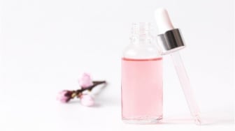 3 Serum Lokal Berwarna Pink Bikin Wajah Cerah dan Sehat, Tertarik Mencoba?