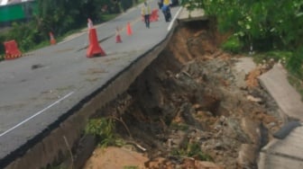 Longsor di Jalur Utama IKN, Jalan Terbelah Hingga Tiga Meter, Sopir Truk: Kami Tidak Berani Melintas