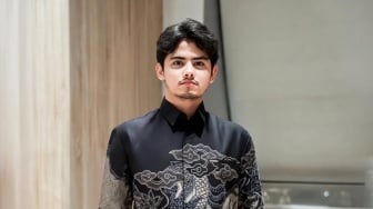 Aliando Syarief Lulusan Apa? Sikapnya Rangkul Pacar Sambil Merokok Dikritik