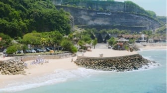 Berwisata di Pantai Melasti Bali, Surga Tersembunyi di Balik Batuan Kapur