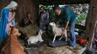 Pengurus gereja membersihkan Gereja Katedral Jakarta atau Gereja Santa Maria Diangkat Ke Surga menjelang perayaan Hari Raya Natal di Jakarta, Senin (23/12/2024). [Suara.com/Alfian Winanto]