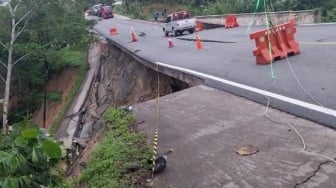 Longsor dan Terbelah Dua, Jalan Poros Menuju IKN Tak Bisa Dilintasi Kendaraan Berat