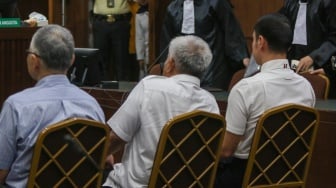 Terdakwa kasus dugaan korupsi tata niaga komoditas timah di wilayah izin usaha pertambangan (IUP) PT Timah tahun 2015-2022 Harvey Moeis (kanan) saat menjalani sidang vonis di Pengadilan Tipikor, Jakarta, Senin (23/12/2024). [Suara.com/Alfian Winanto]