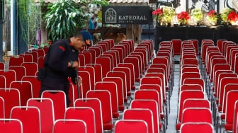 Anggota kepolisian melakukan sterilisasi di Gereja Katedral Jakarta atau Gereja Santa Maria Diangkat Ke Surga menjelang perayaan Hari Raya Natal di Jakarta, Selasa (24/12/2024). [Suara.com/Alfian Winanto]