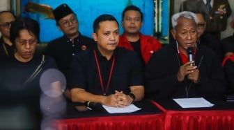 Ketua DPP PDIP Bidang Kehormatan Partai, Komarudin Watubun (kanan), Ketua DPP PDIP Bidang Reformasi Sistem Hukum Nasional, Ronny Talapessy (tengah), serta Wakil Sekretaris Jenderal PDIP Adian Napitupulu (kiri) bersama sejumlah kader lainnya memberikan keterangan di Gedung DPP PDIP, Jakarta, Selasa (24/12/2024). [Suara.com/Alfian Winanto]