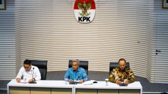 Ketua KPK Setyo Budiyanto (tengah) memberikan pernyataan pers terkait penetapan tersangka Hasto Kristiyanto dalam kasus korupsi Harun Masiku di Gedung Merah Putih KPK, Jakarta, Selasa (24/12/2024). [Suara.com/Alfian Winanto]