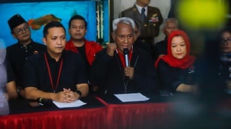 Ketua DPP PDIP Bidang Kehormatan Partai, Komarudin Watubun (tengah), Ketua DPP PDIP Bidang Reformasi Sistem Hukum Nasional, Ronny Talapessy (kiri) bersama sejumlah kader lainnya memberikan keterangan di Gedung DPP PDIP, Jakarta, Selasa (24/12/2024). [Suara.com/Alfian Winanto]