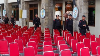 Anggota kepolisian melakukan sterilisasi di Gereja Katedral Jakarta atau Gereja Santa Maria Diangkat Ke Surga menjelang perayaan Hari Raya Natal di Jakarta, Selasa (24/12/2024). [Suara.com/Alfian Winanto]