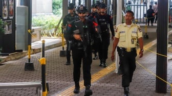 Anggota kepolisian melakukan sterilisasi di Gereja Katedral Jakarta atau Gereja Santa Maria Diangkat Ke Surga menjelang perayaan Hari Raya Natal di Jakarta, Selasa (24/12/2024). [Suara.com/Alfian Winanto]