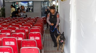 Anggota kepolisian melakukan sterilisasi di Gereja Katedral Jakarta atau Gereja Santa Maria Diangkat Ke Surga menjelang perayaan Hari Raya Natal di Jakarta, Selasa (24/12/2024). [Suara.com/Alfian Winanto]