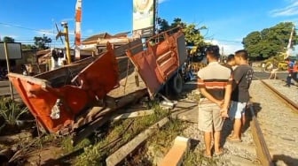 Penjaga Palang Pintu Diduga Ketiduran, Kereta Api Tabrak Truk di Kediri