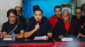 Ketua DPP PDIP Bidang Kehormatan Partai, Komarudin Watubun (kanan), Ketua DPP PDIP Bidang Reformasi Sistem Hukum Nasional, Ronny Talapessy (tengah), serta Wakil Sekretaris Jenderal PDIP Adian Napitupulu (kiri) bersama sejumlah kader lainnya memberikan keterangan di Gedung DPP PDIP, Jakarta, Selasa (24/12/2024). [Suara.com/Alfian Winanto]