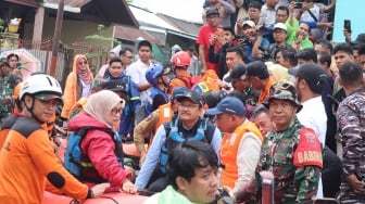 Mensos Gus Ipul Tinjau Banjir di Kota Makassar