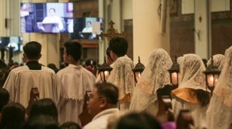 Umat Katolik mengikuti misa keluarga natal di Gereja Katedral, Jakarta, Rabu (25/12/2024). [Suara.com/Alfian Winanto]